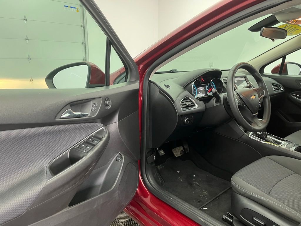 Used 2018 Chevrolet Cruze LT w/ Convenience Package image 15