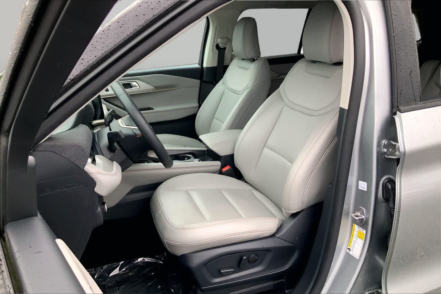 Certified 2025 Ford Explorer Active w/ Active Comfort Package RWD image 8