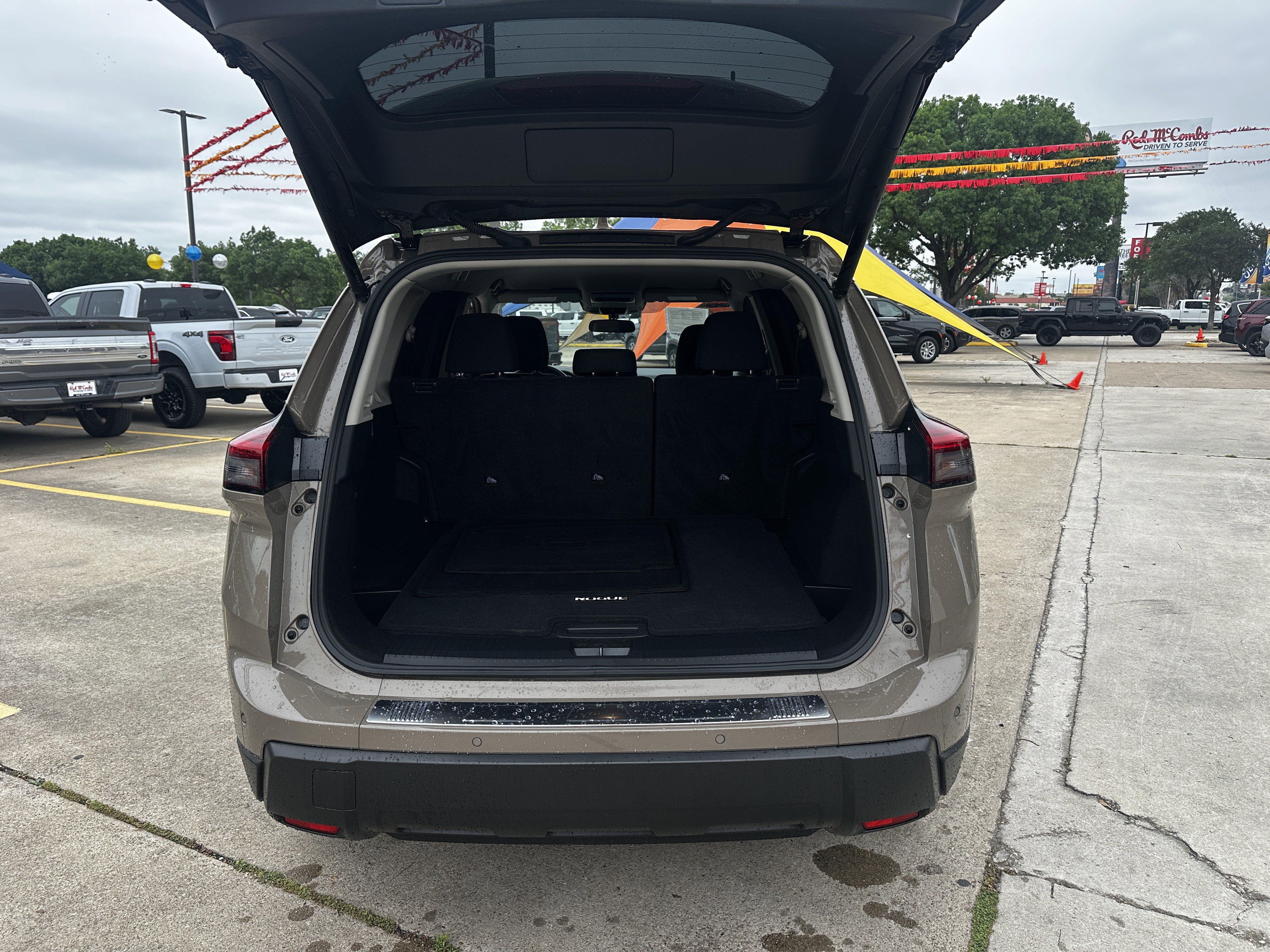 Used 2024 Nissan Rogue SV FWD image 7
