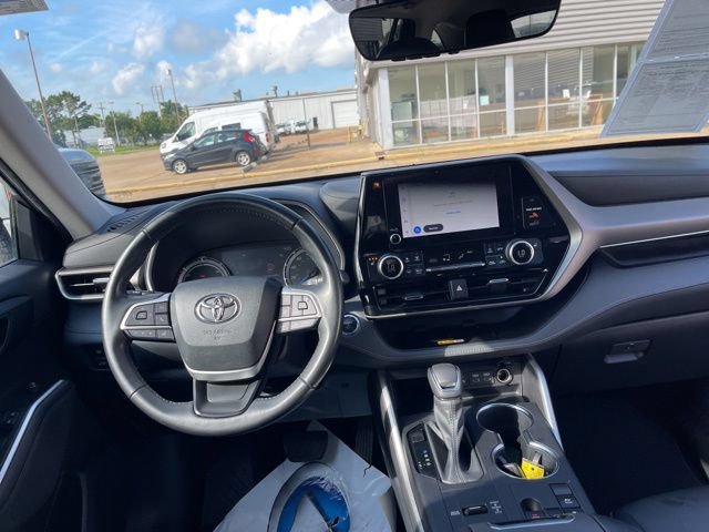 Used 2023 Toyota Highlander XLE FWD image 25