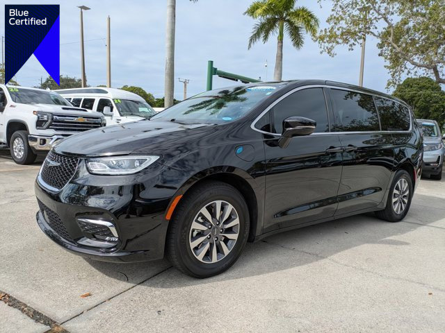 Used 2025 Chrysler Pacifica Select image 1