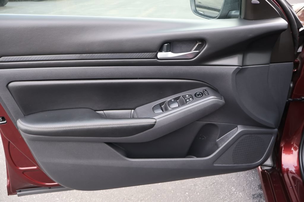 Used 2025 Nissan Altima 2.5 SV FWD image 24