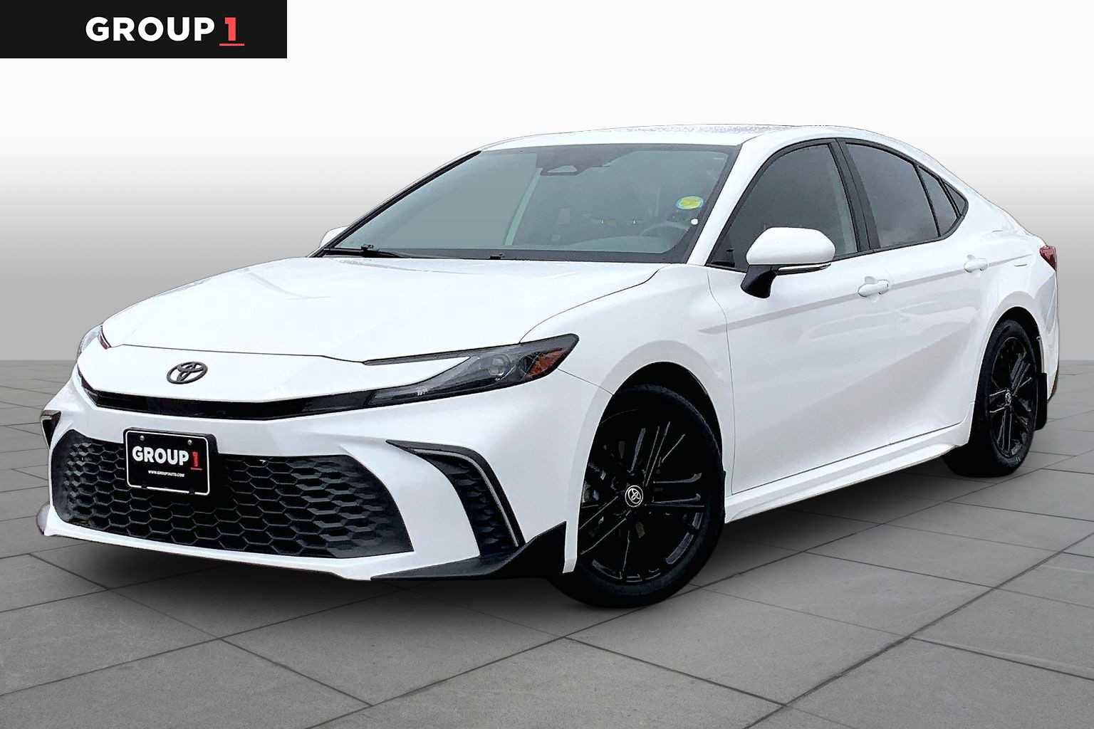 Used 2025 Toyota Camry SE w/ Convenience Package FWD image 1
