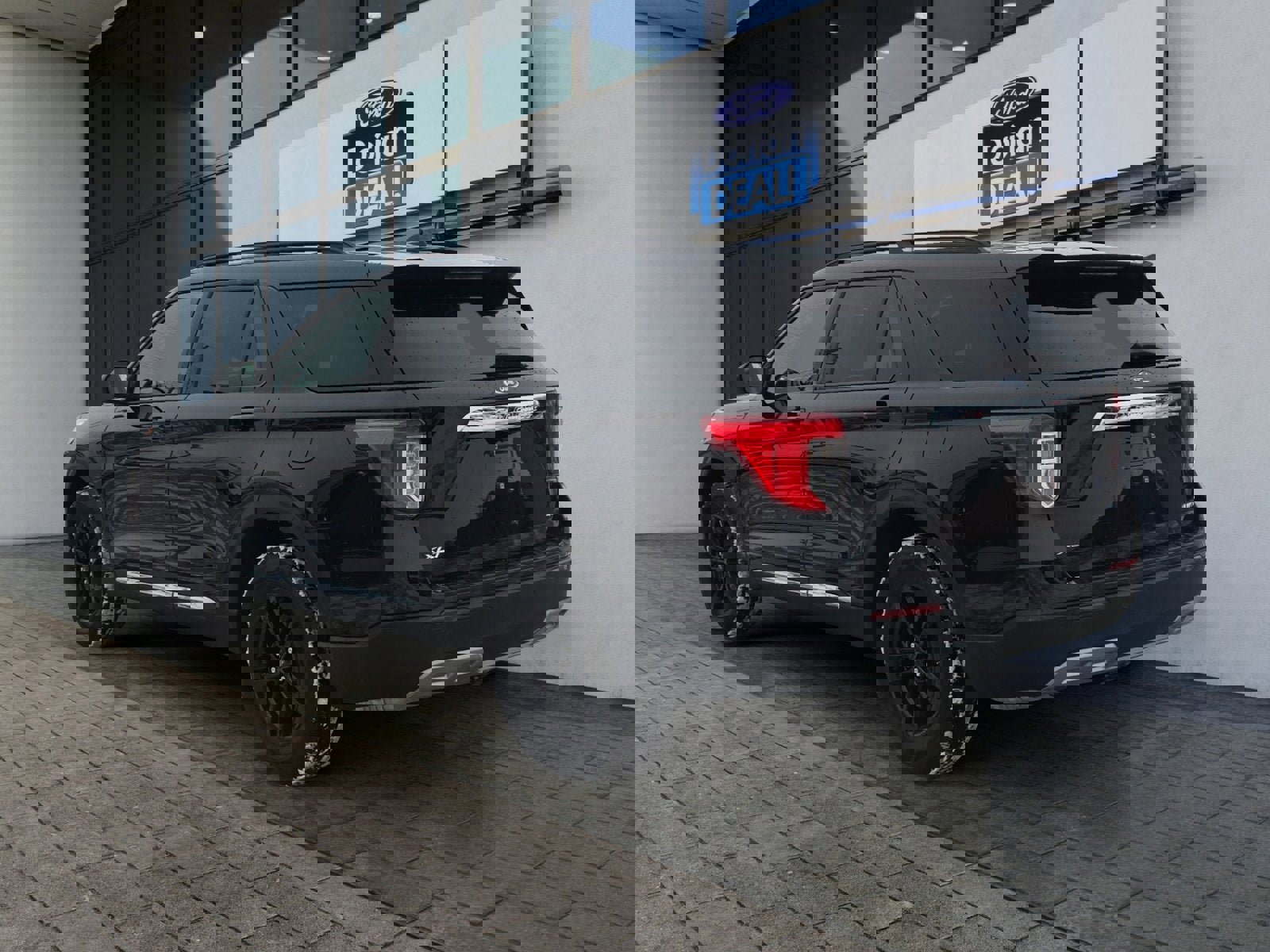 Certified 2022 Ford Explorer XLT w/ Equipment Group 202A image 3