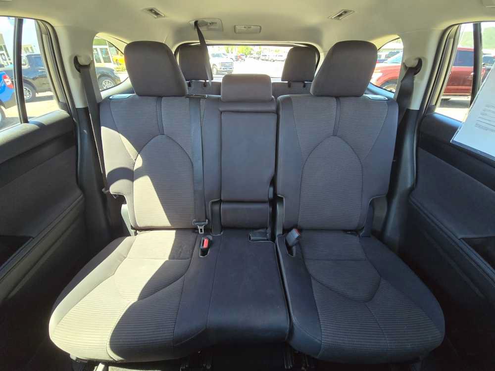 Used 2022 Toyota Highlander LE FWD image 18