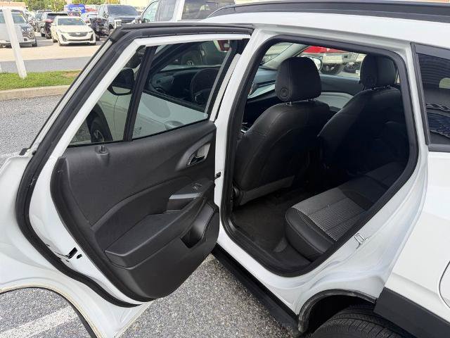 Used 2025 Chevrolet Trax LT w/ LT Convenience Package FWD image 12