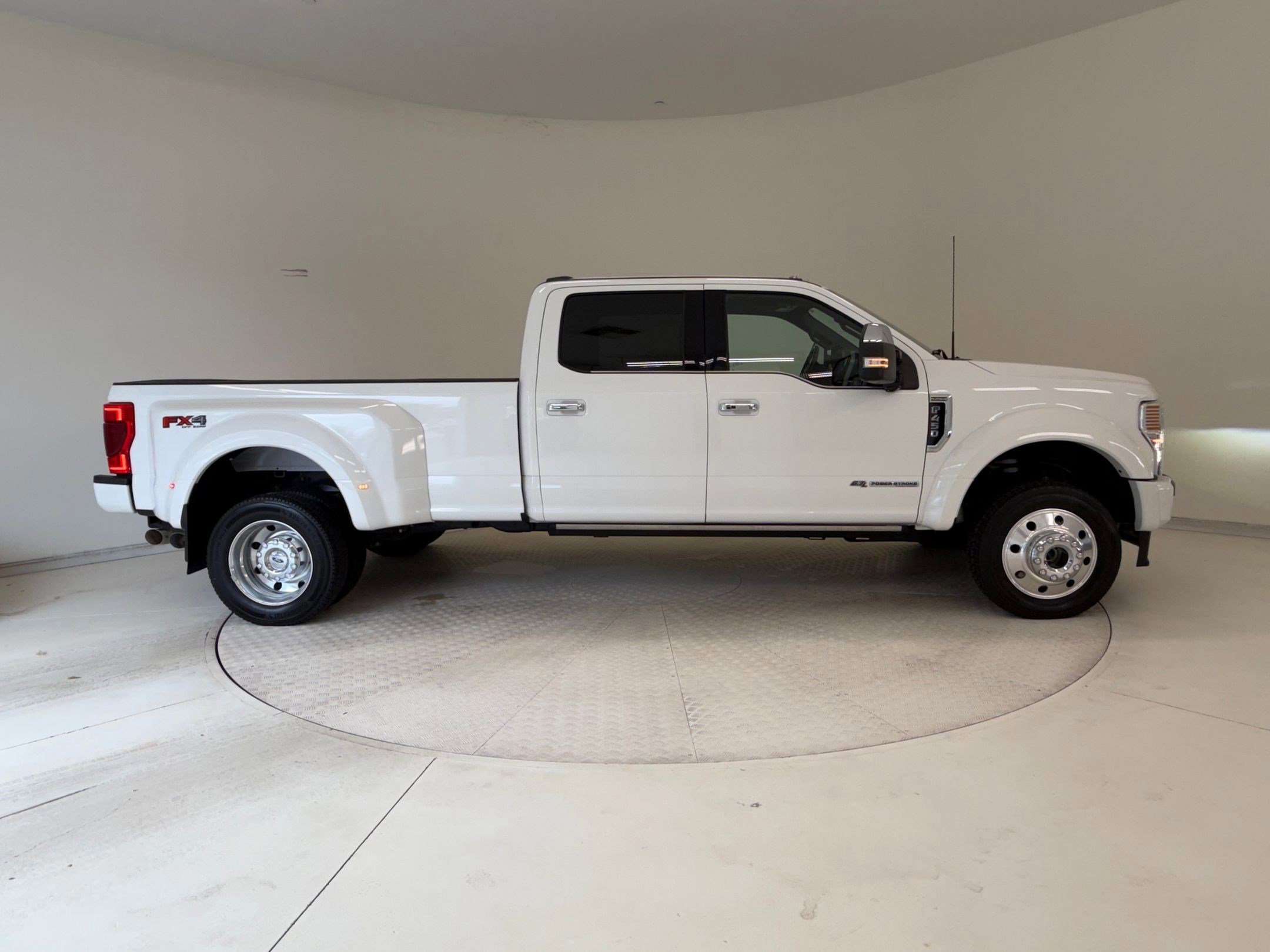 Certified 2022 Ford F450 Platinum w/ FX4 Off-Road Package image 7