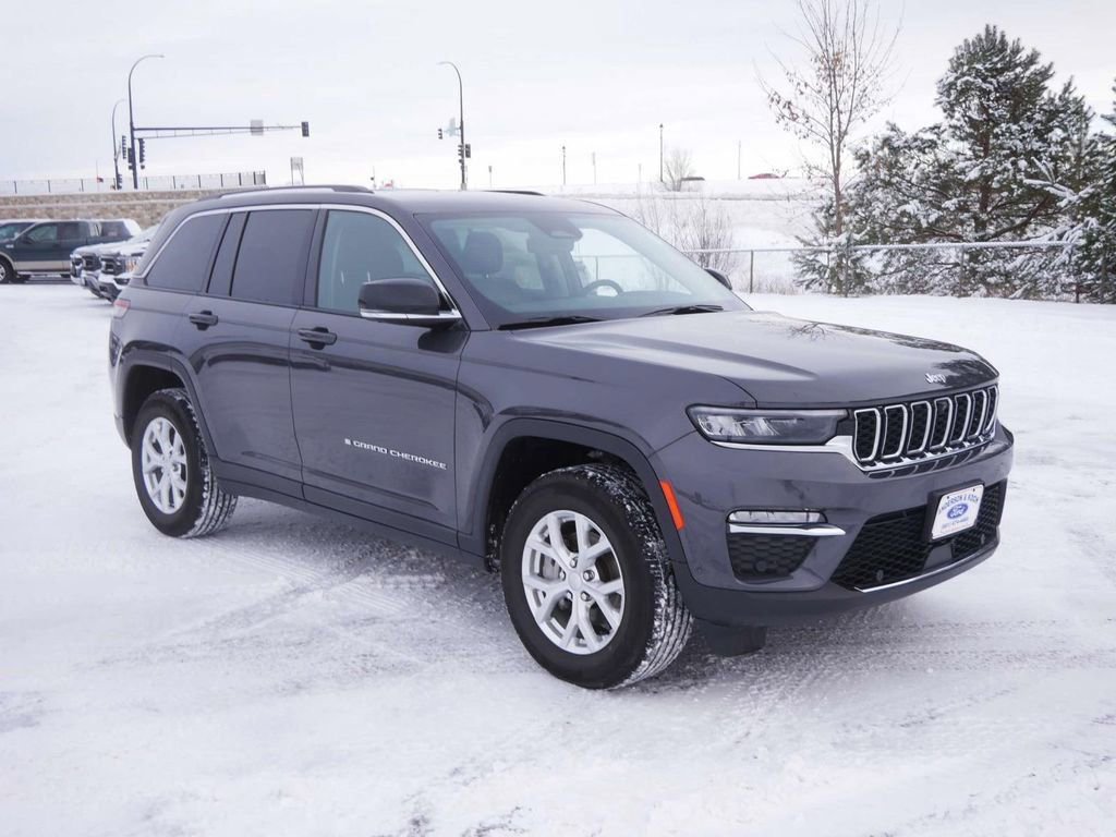 Used 2024 Jeep Grand Cherokee Limited w/ Luxury Tech Group II image 3