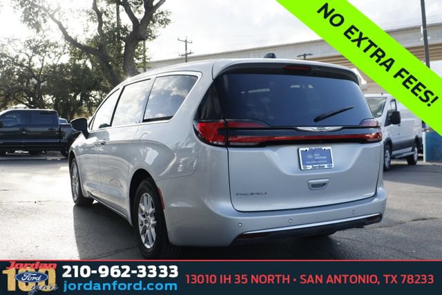 Used 2024 Chrysler Pacifica Touring-L FWD image 5