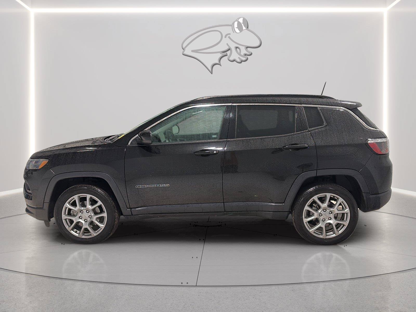 Used 2022 Jeep Compass Latitude w/ Sun and Sound Group AWD/4WD image 2