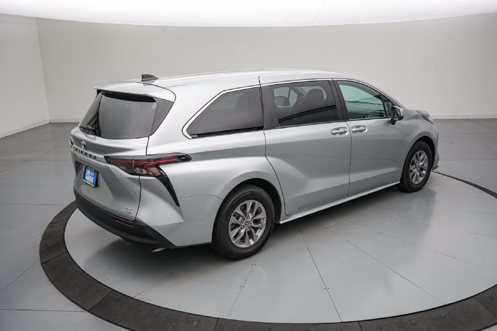 Used 2023 Toyota Sienna LE FWD image 4