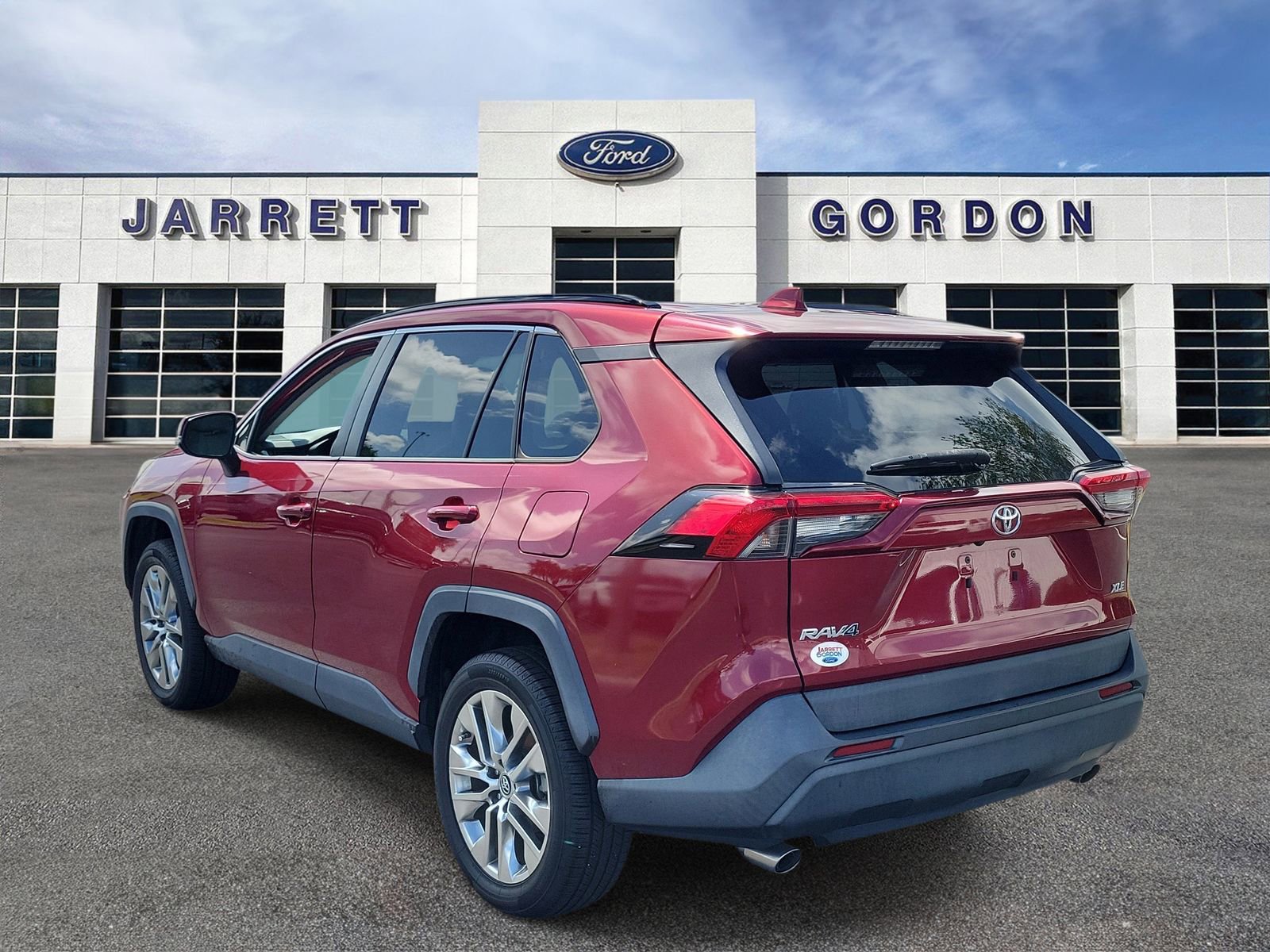 Used 2019 Toyota RAV4 XLE Premium FWD image 3