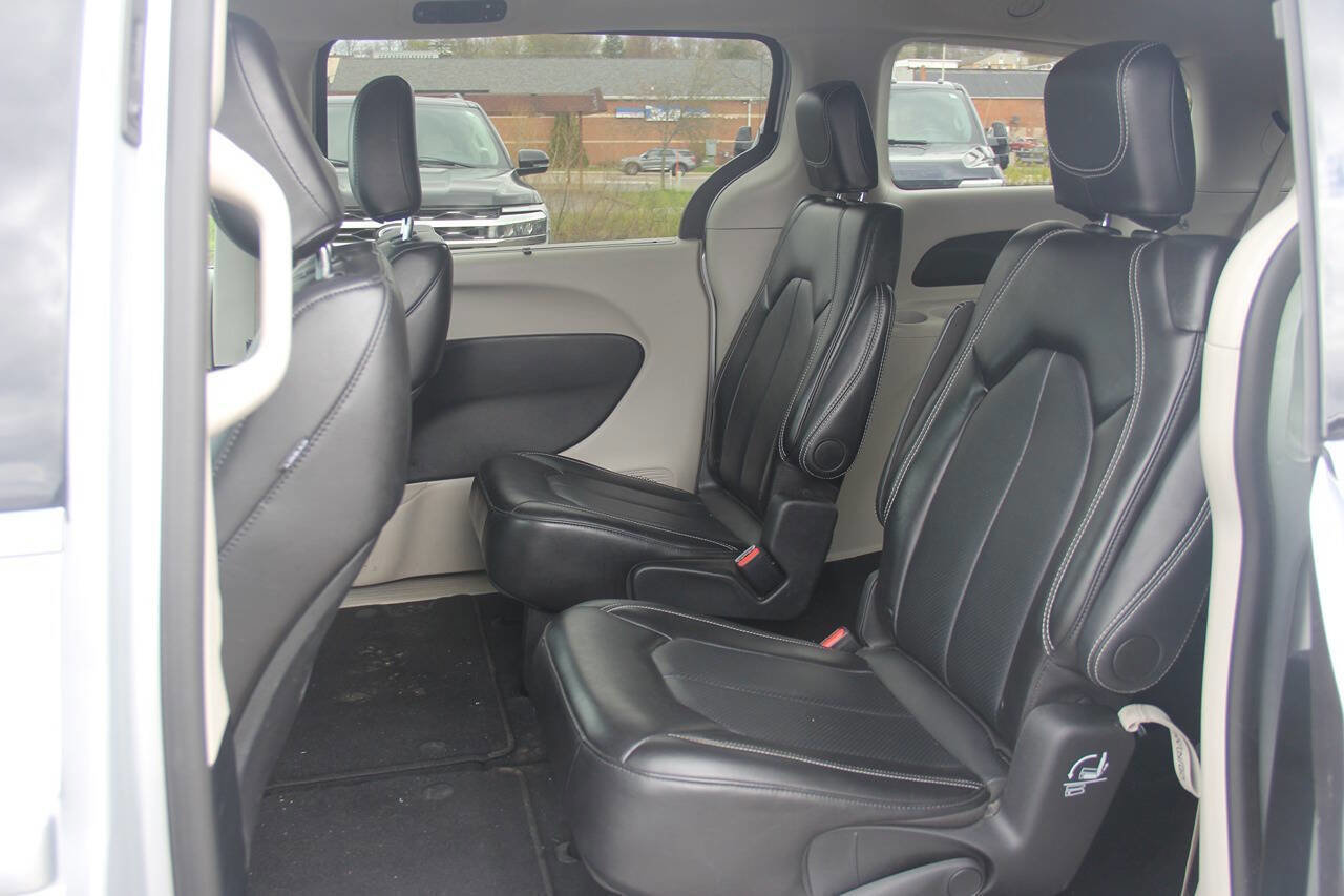 Used 2024 Chrysler Pacifica Touring-L FWD image 14