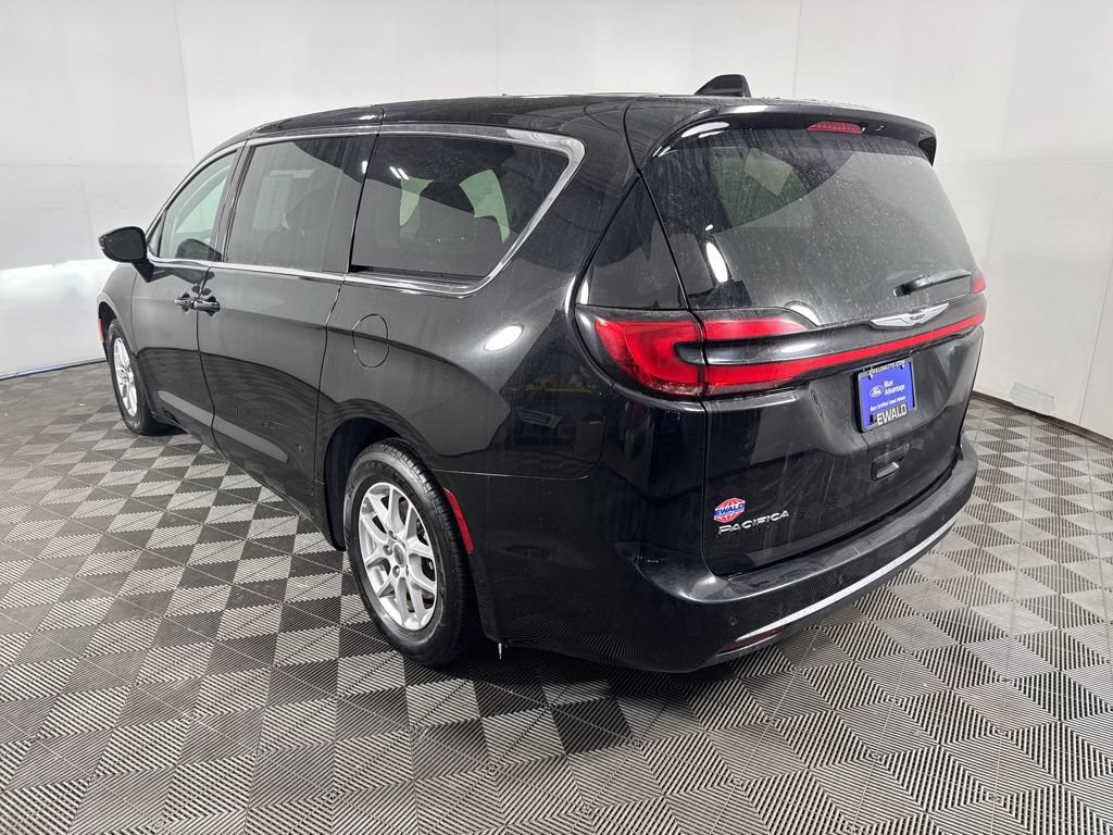 Used 2024 Chrysler Pacifica Touring-L FWD image 4