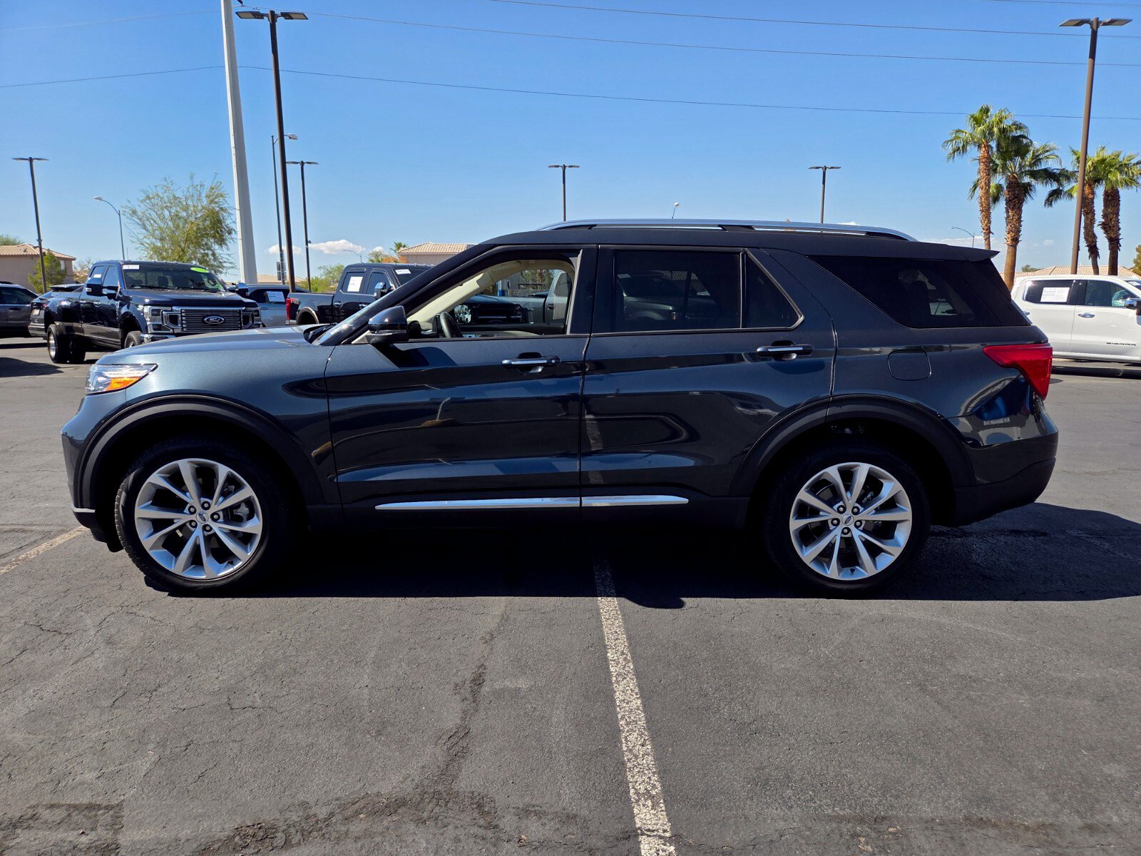Certified 2023 Ford Explorer Platinum w/ Technology Package AWD/4WD image 3