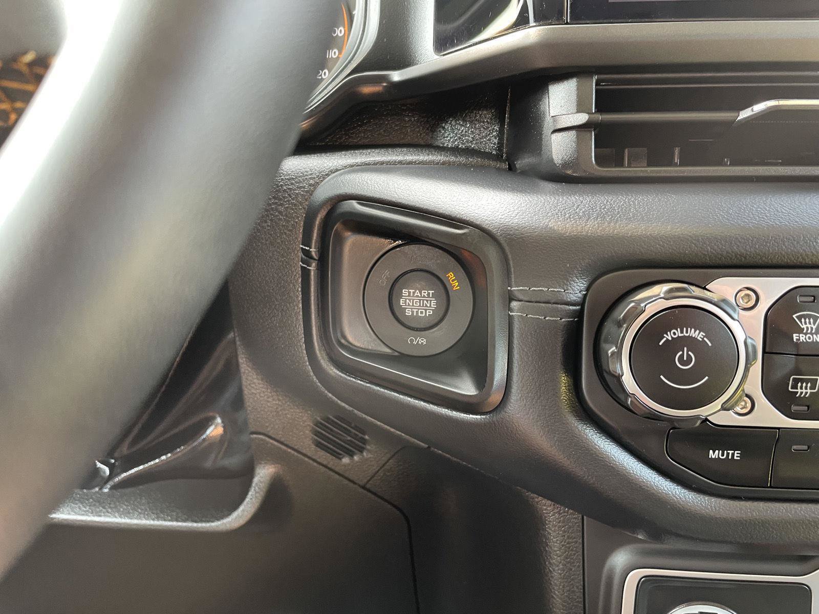Used 2025 Jeep Wrangler Unlimited Sahara AWD/4WD image 24