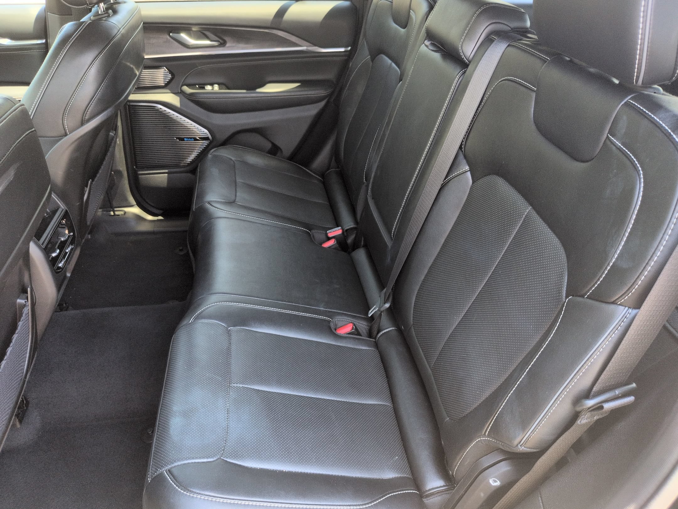 Used 2023 Jeep Grand Cherokee Overland AWD/4WD image 31