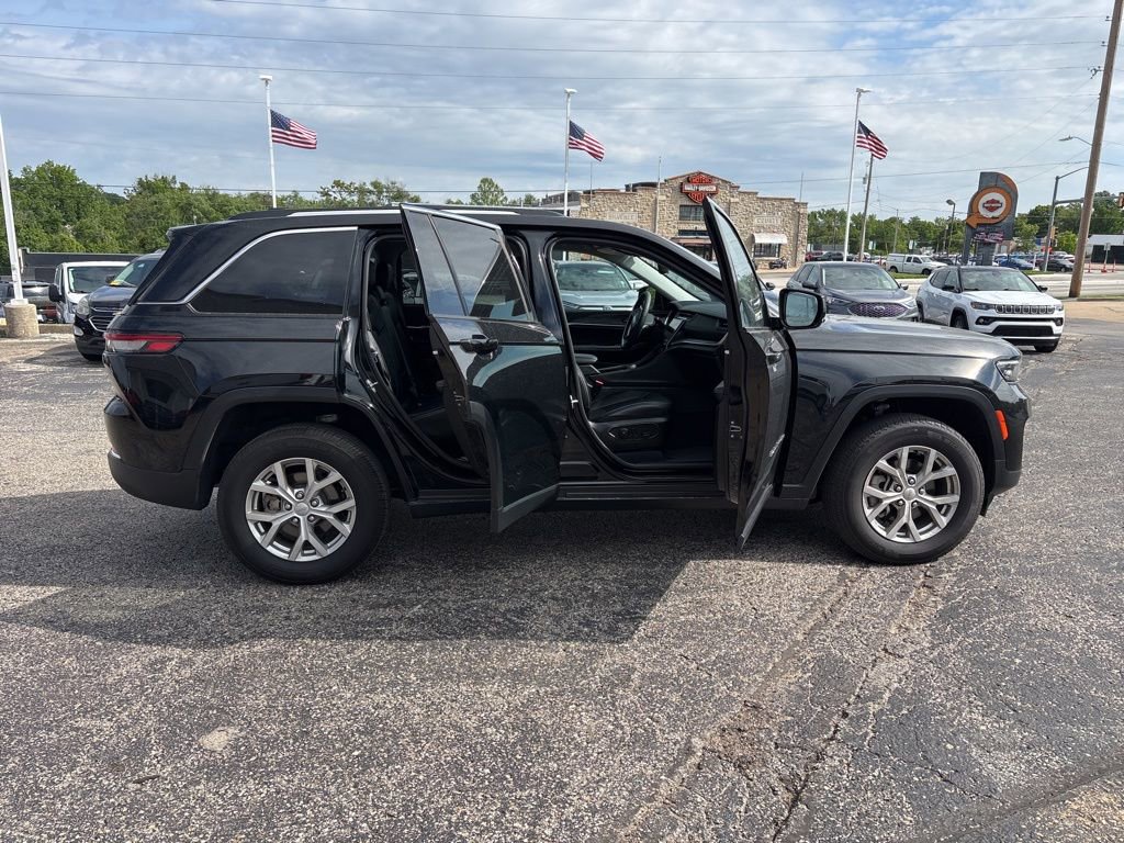 Used 2023 Jeep Grand Cherokee Limited w/ Trailer Tow Prep Group (B) AWD/4WD image 8