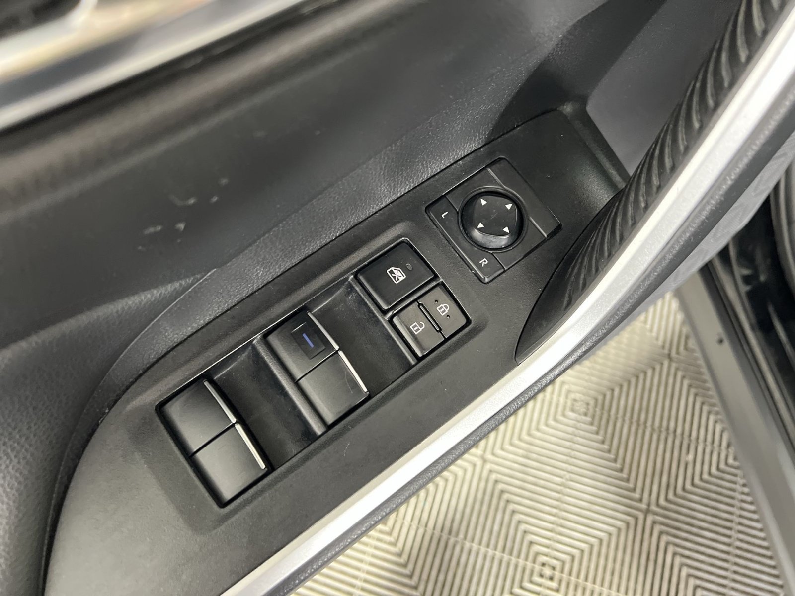 Used 2021 Toyota RAV4 XLE Premium AWD/4WD image 15
