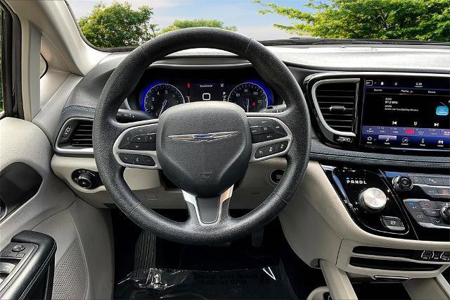Used 2021 Chrysler Pacifica Touring image 7