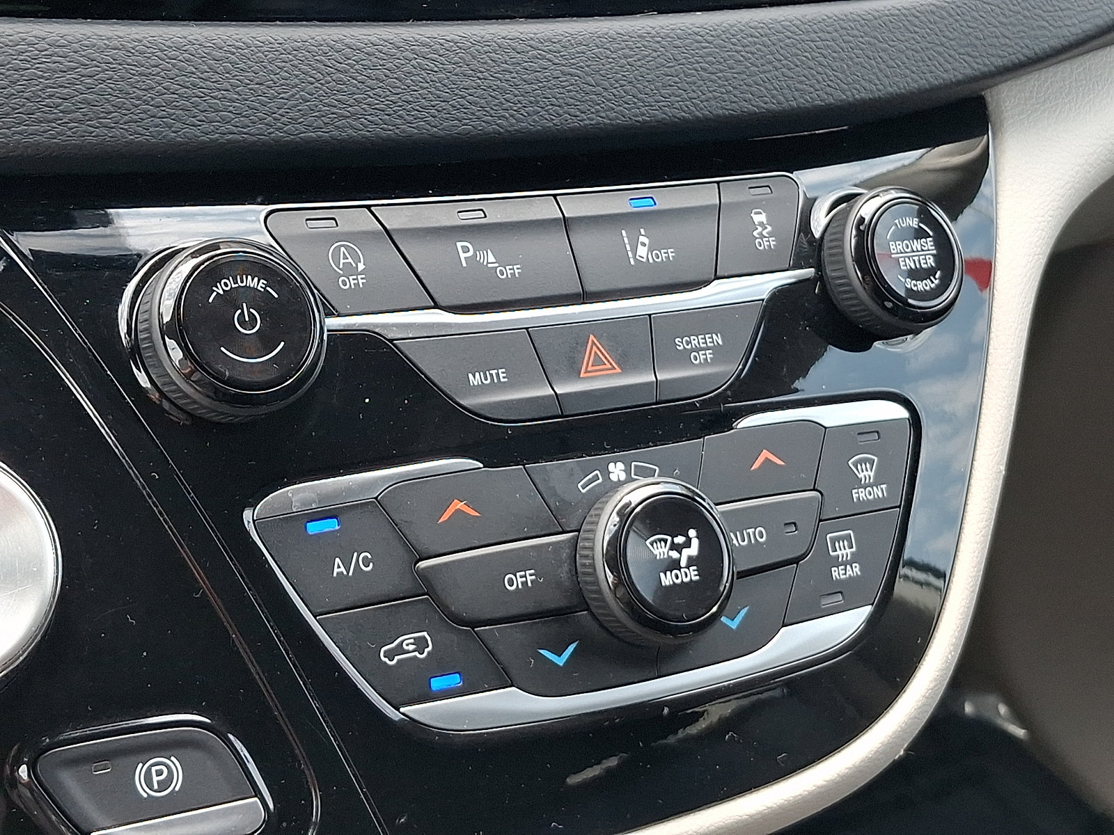 Used 2023 Chrysler Pacifica Touring-L FWD image 16