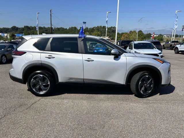 Used 2025 Nissan Rogue SV FWD image 2