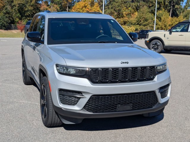 Used 2023 Jeep Grand Cherokee Altitude image 8