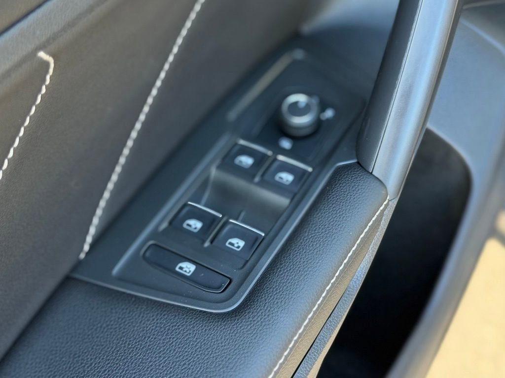 Used 2023 Volkswagen Tiguan SE R-Line image 14