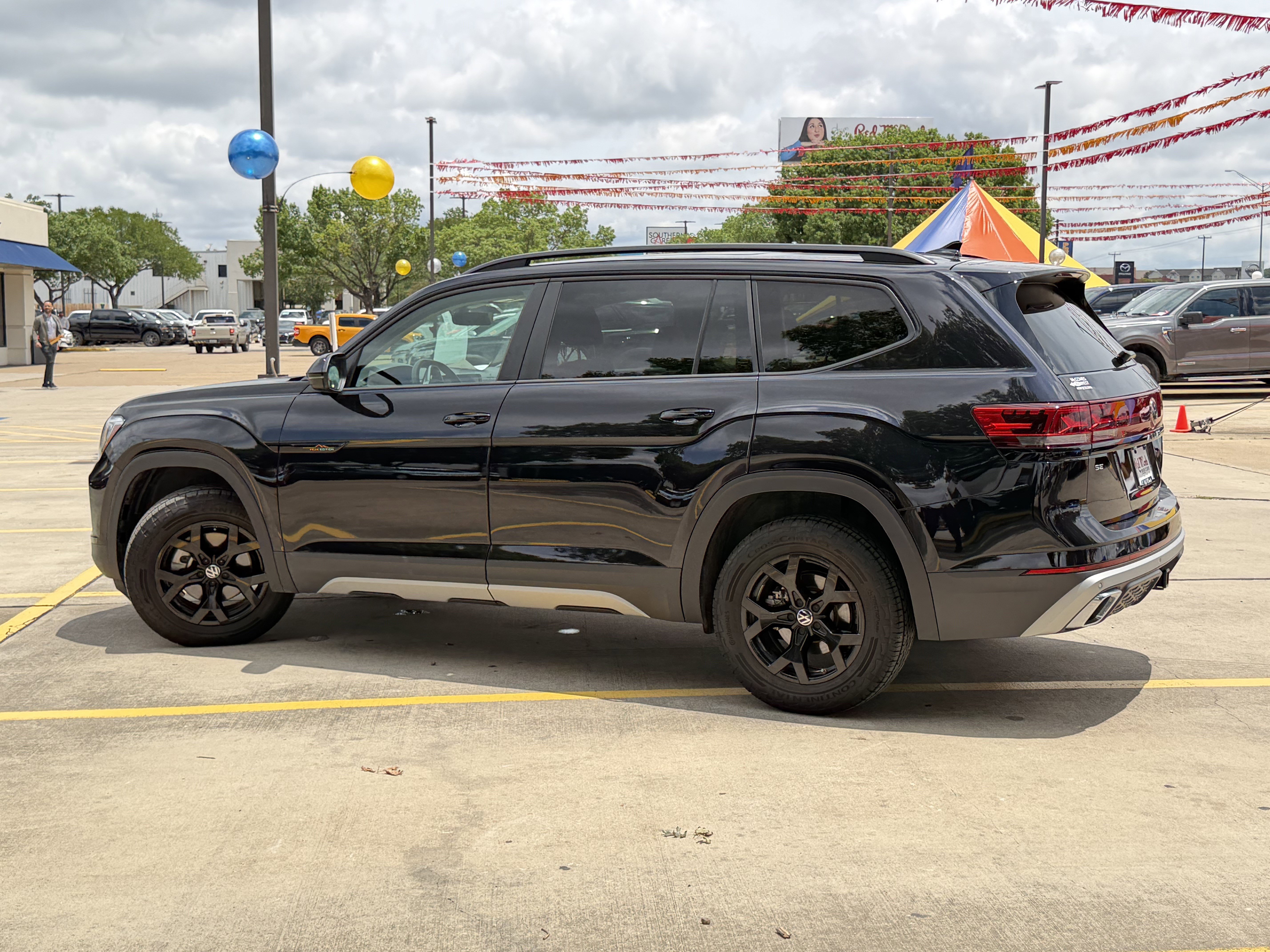 Used 2024 Volkswagen Atlas Peak Edition SE AWD/4WD image 9
