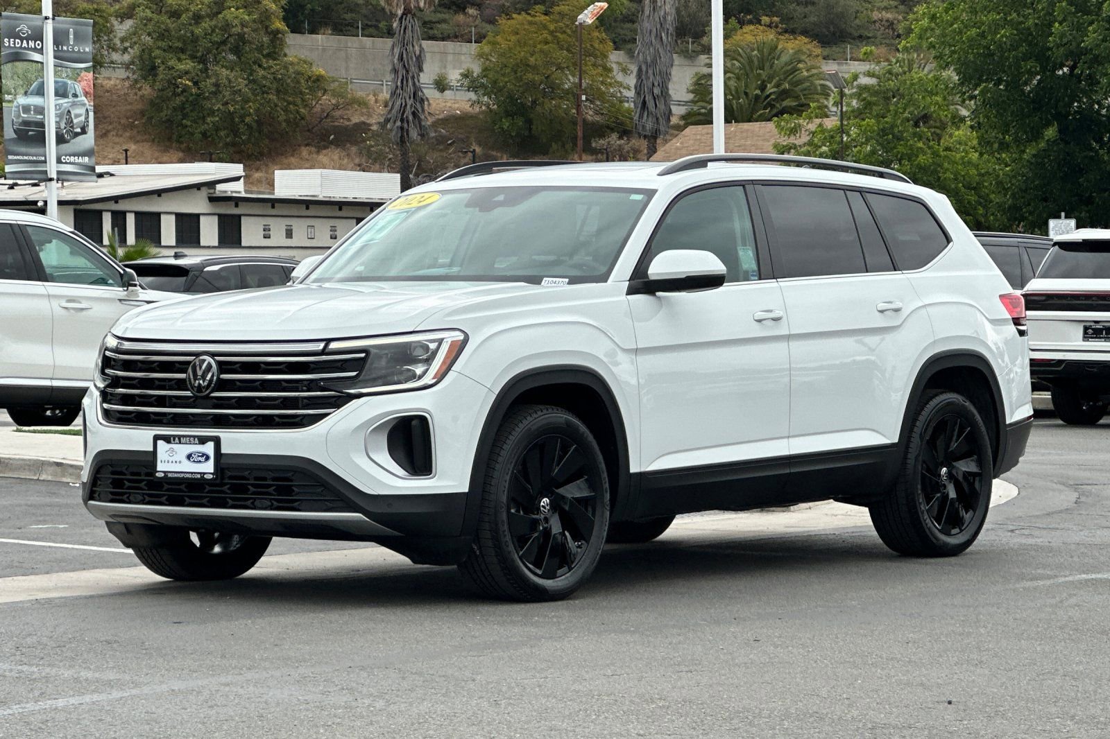 Used 2024 Volkswagen Atlas SE w/ Panoramic Sunroof Package FWD image 7