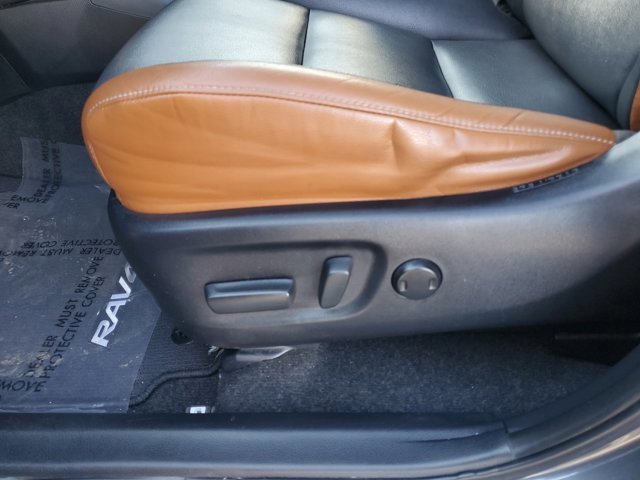 Used 2018 Toyota RAV4 SE image 15