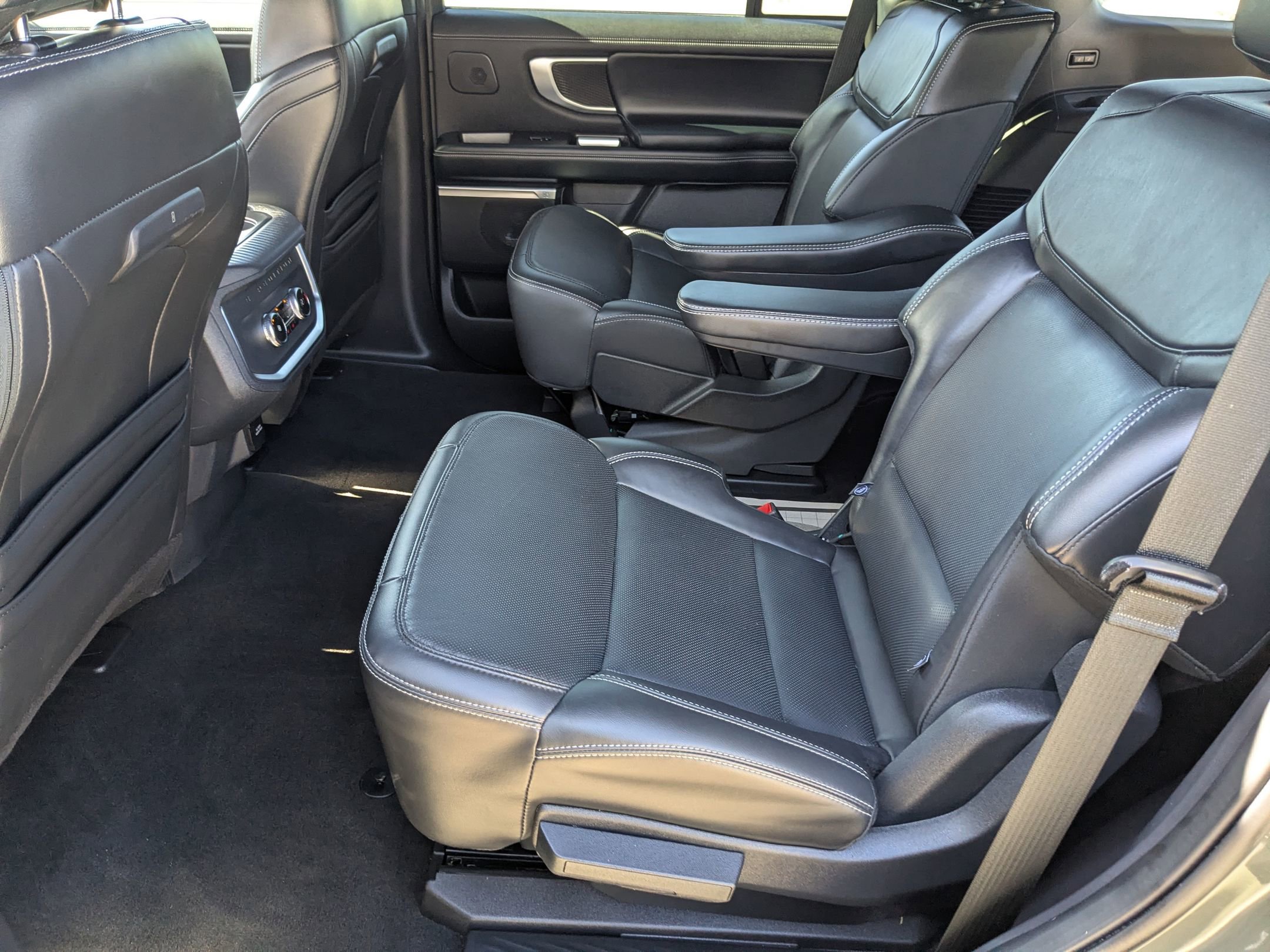 Certified 2025 Ford Expedition Platinum w/ Stealth Performance Package AWD/4WD image 32