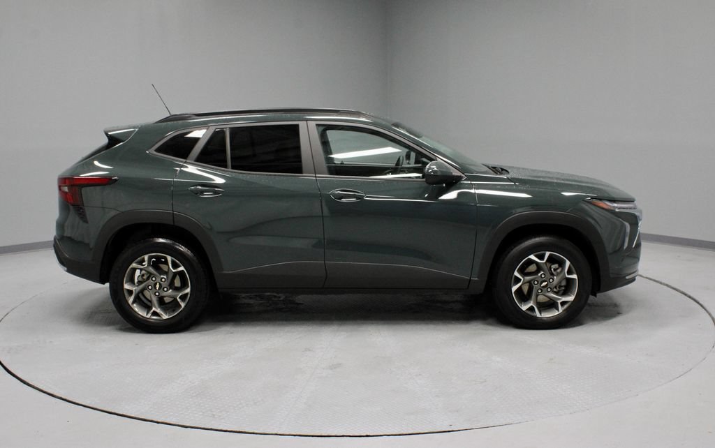 Used 2025 Chevrolet Trax LT FWD image 5