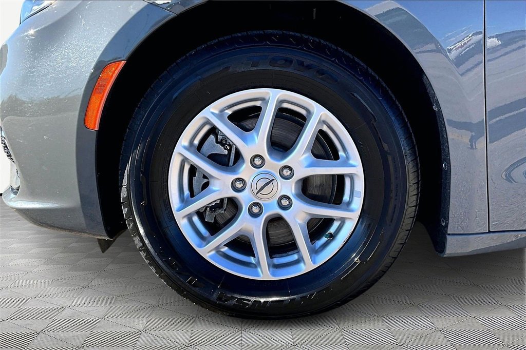 Used 2022 Chrysler Pacifica Touring-L image 11