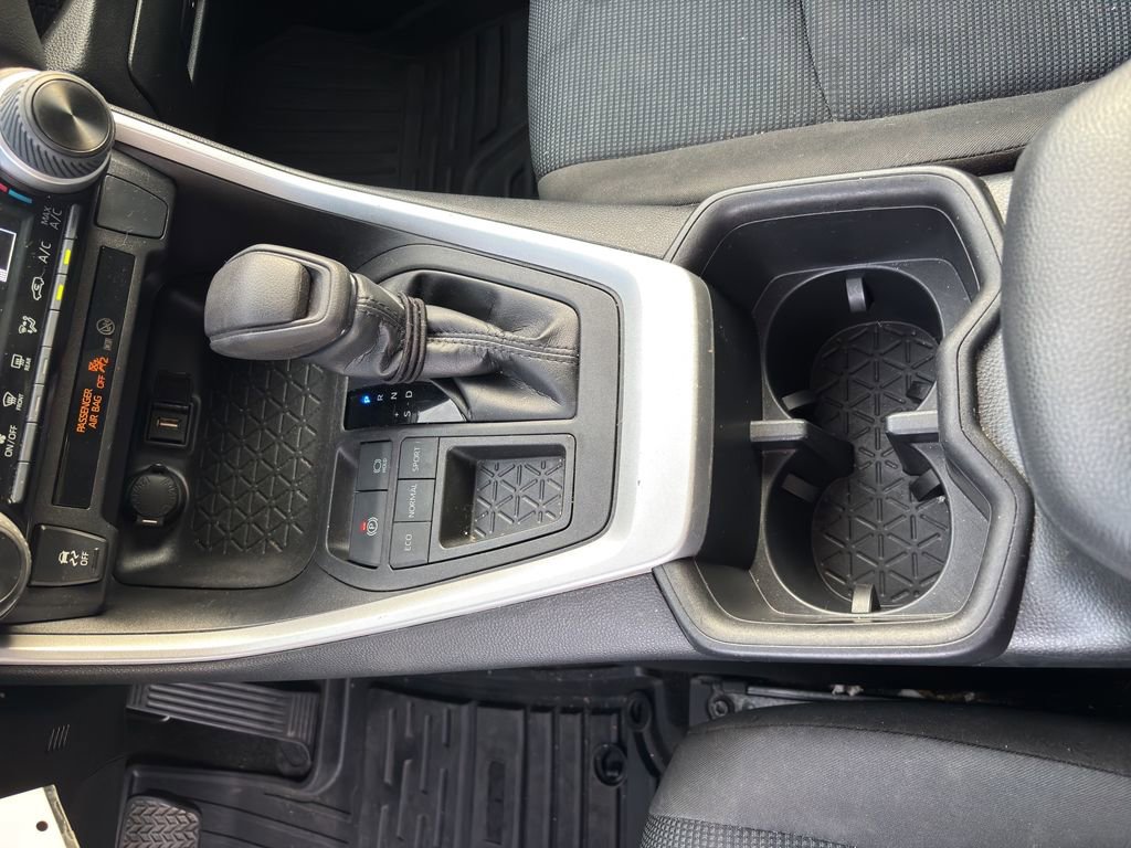 Used 2022 Toyota RAV4 LE FWD image 13