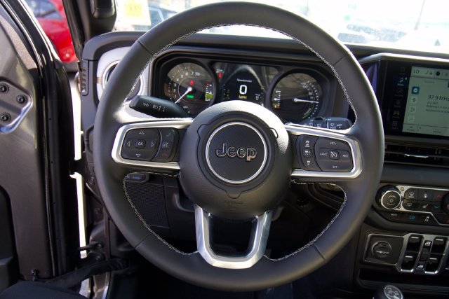 Used 2025 Jeep Wrangler Unlimited Sahara w/ Safety Group AWD/4WD image 18