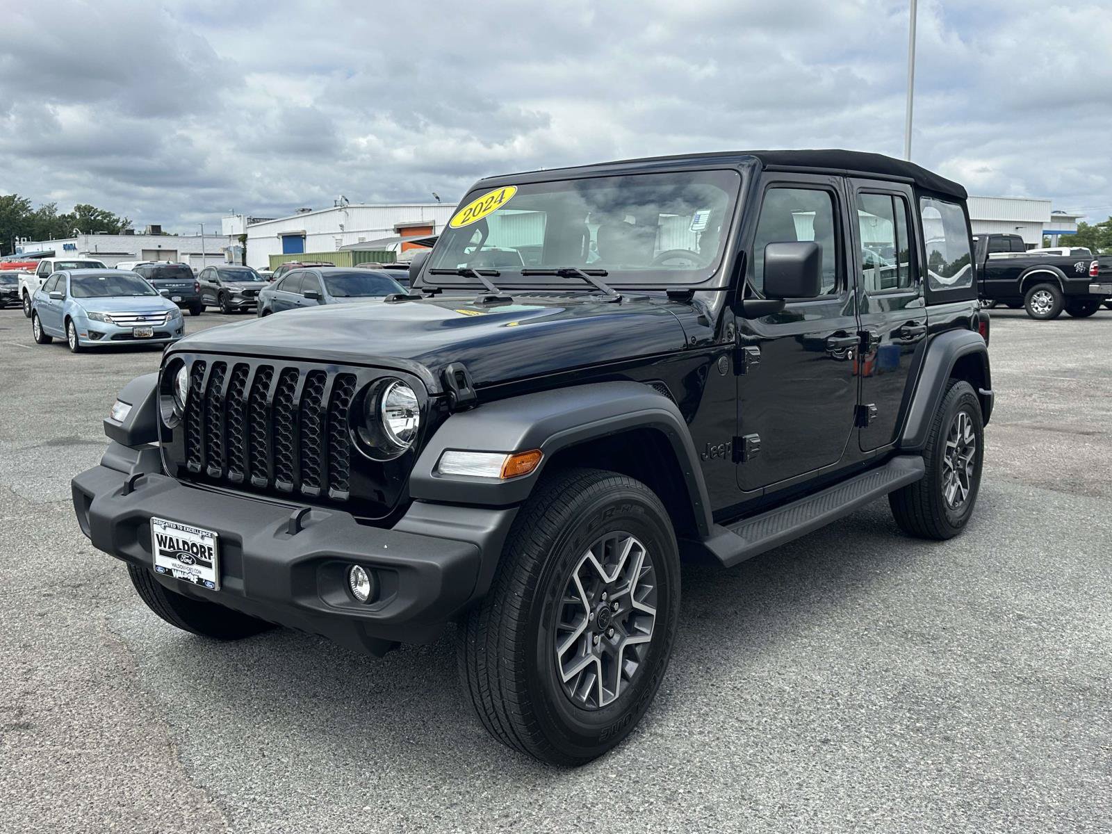 Used 2024 Jeep Wrangler Unlimited Sport AWD/4WD image 3