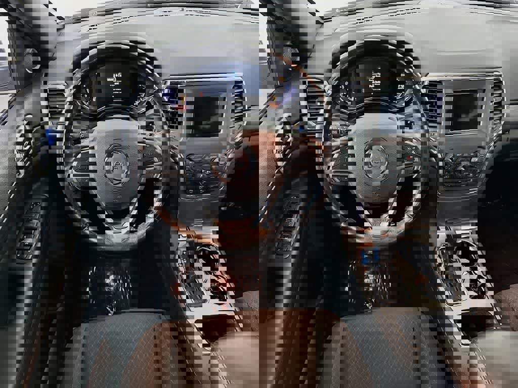 Used 2021 Jeep Grand Cherokee Laredo image 13