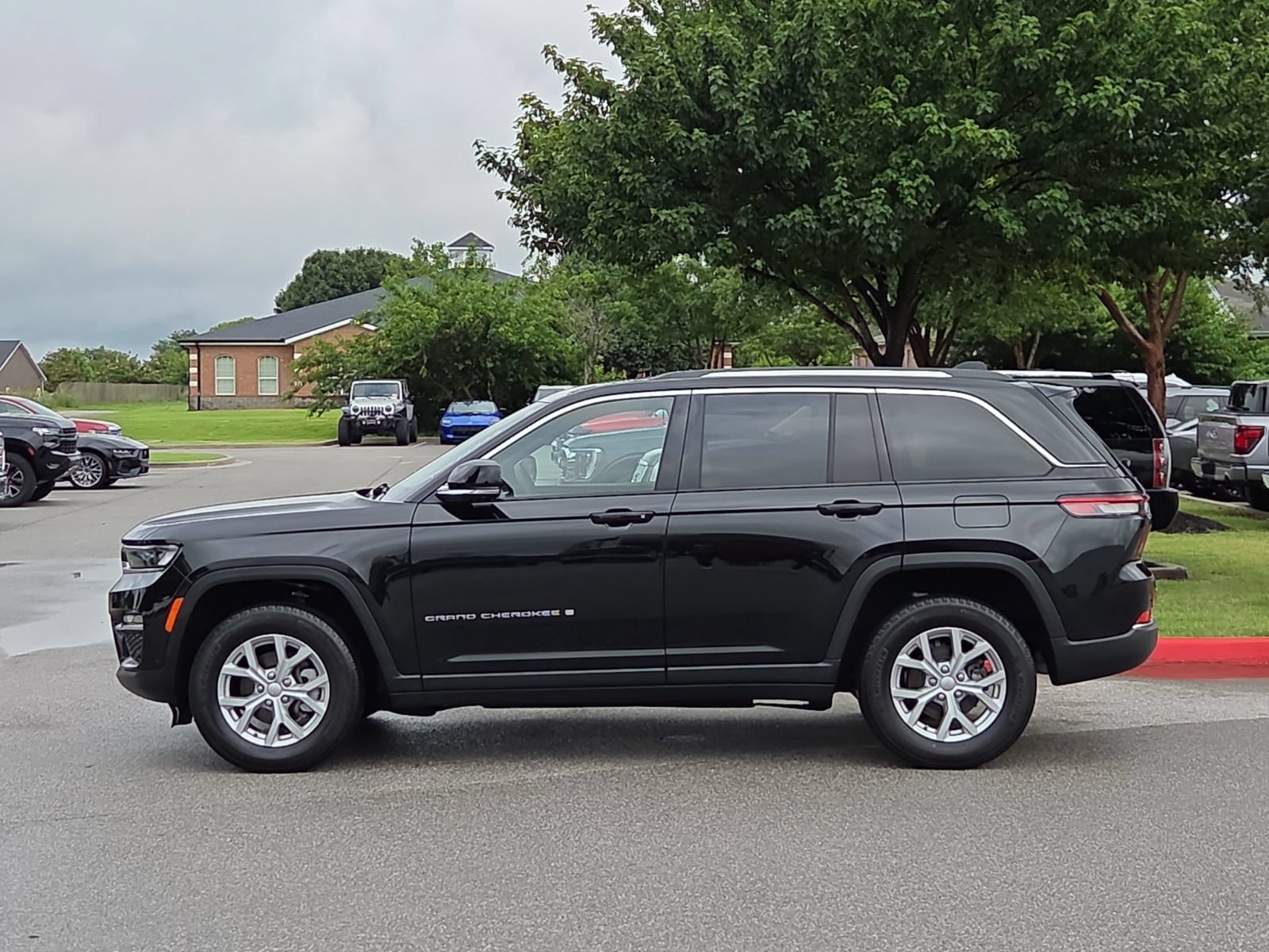 Used 2023 Jeep Grand Cherokee Limited w/ Luxury Tech Group II AWD/4WD image 3