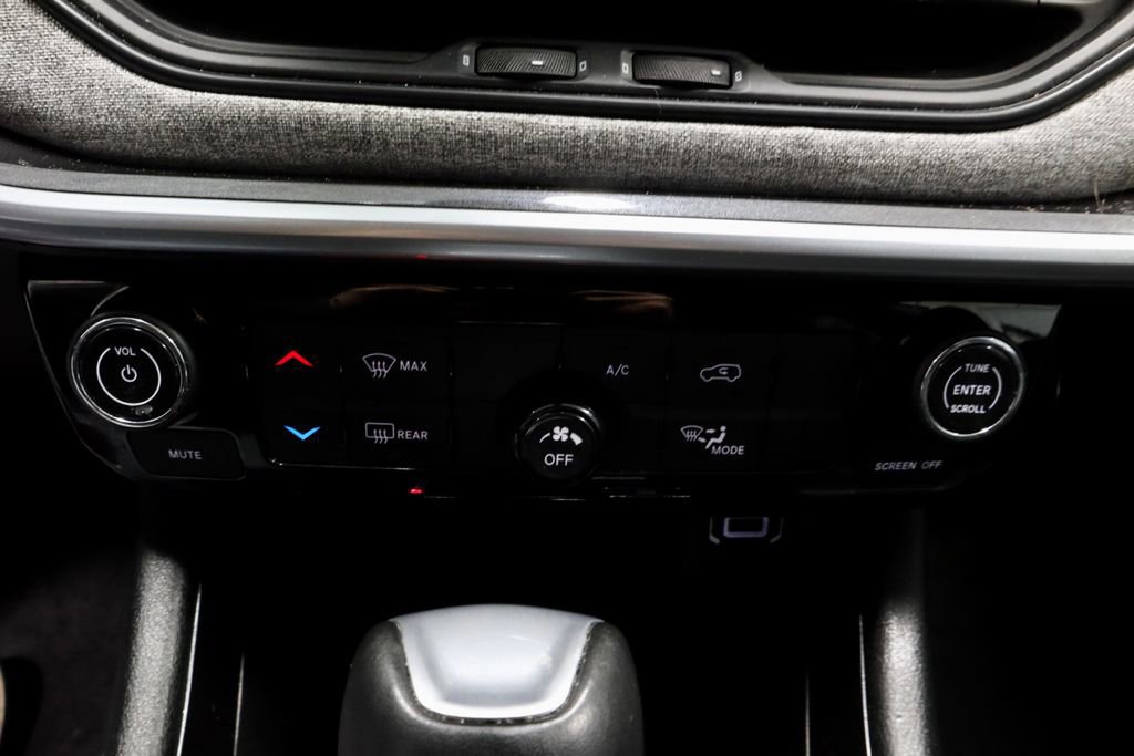 Used 2025 Jeep Compass Latitude image 28