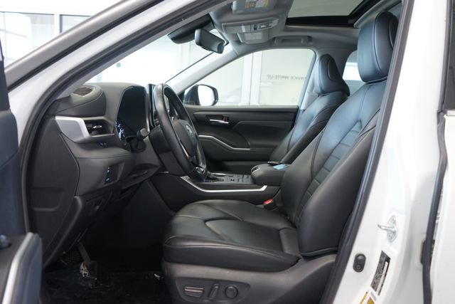 Used 2021 Toyota Highlander XLE AWD/4WD image 20