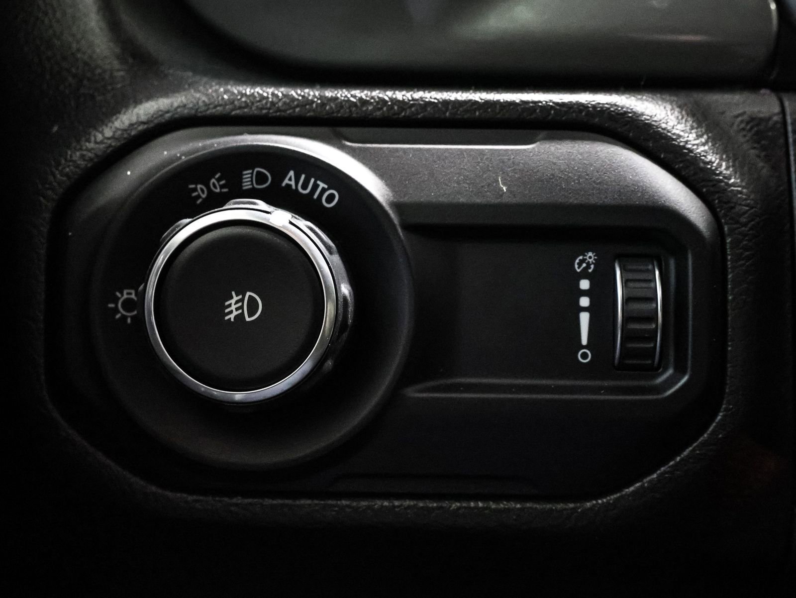 Used 2023 Jeep Wrangler Sahara image 29