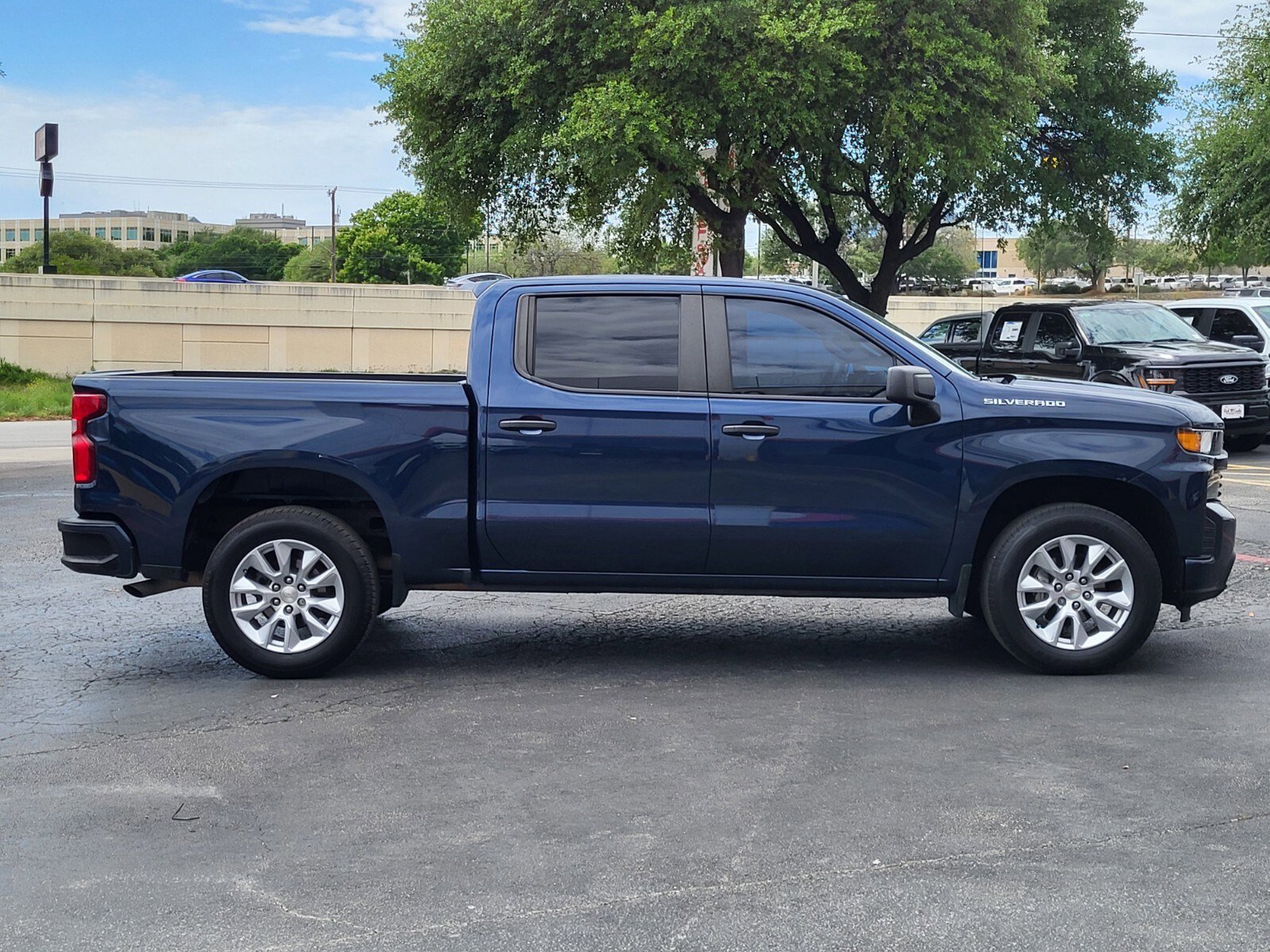 Used 2022 Chevrolet Silverado 1500 Custom image 2
