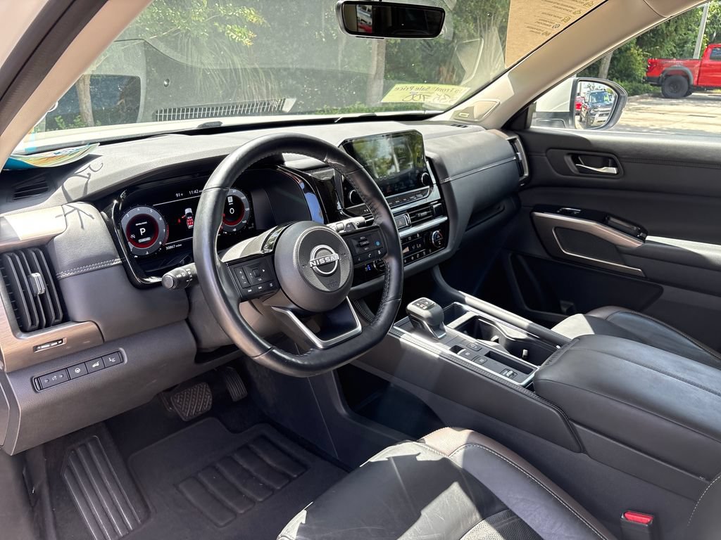Used 2024 Nissan Pathfinder Platinum w/ Black Appearance Package FWD image 6
