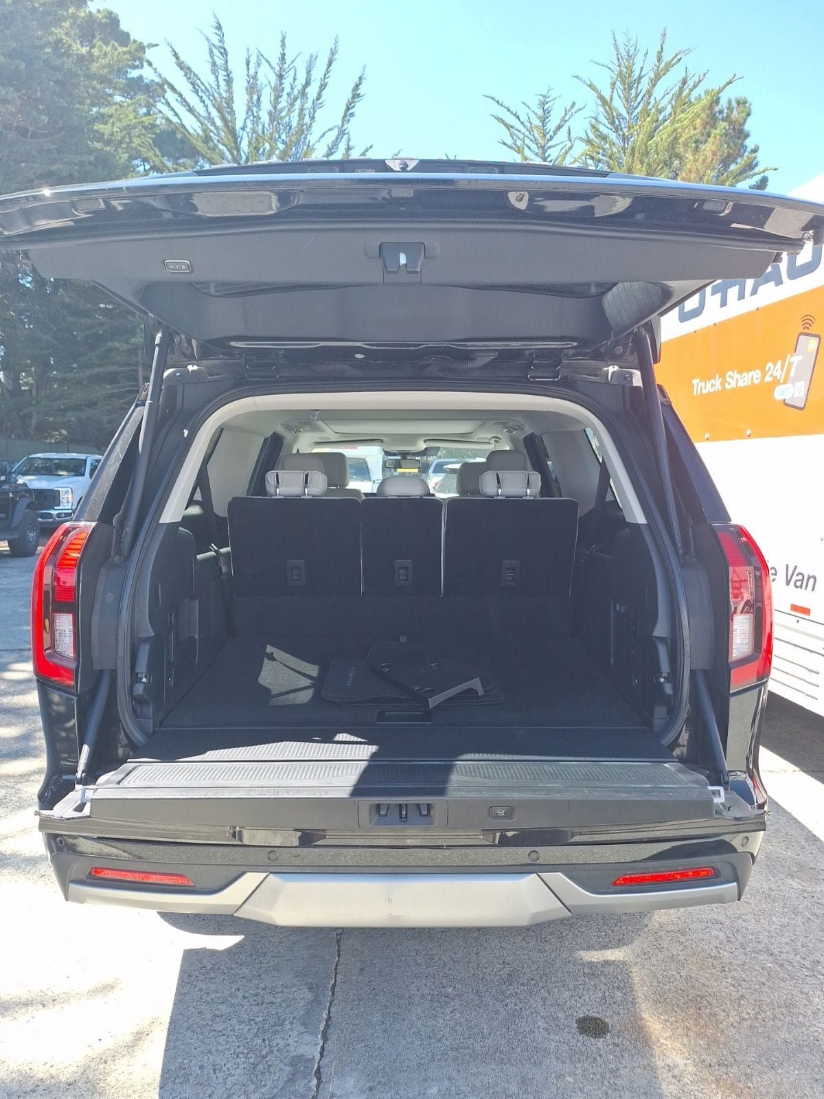 Certified 2025 Ford Expedition Max Platinum w/ Driver's Package AWD/4WD image 11