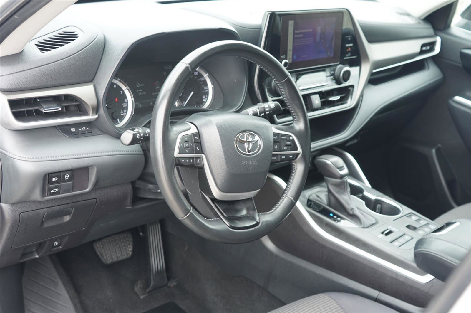 Used 2023 Toyota Highlander LE AWD/4WD image 9