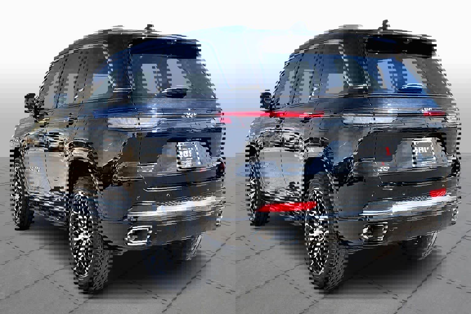 Used 2023 Jeep Grand Cherokee Summit image 2