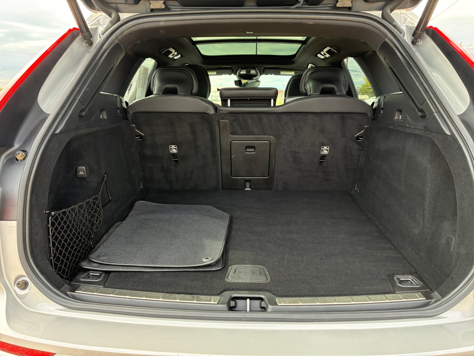 Used 2022 Volvo XC60 B5 R-Design w/ Advanced Package AWD/4WD image 34