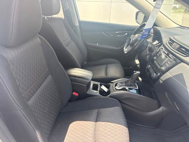 Used 2017 Nissan Rogue SV FWD image 32