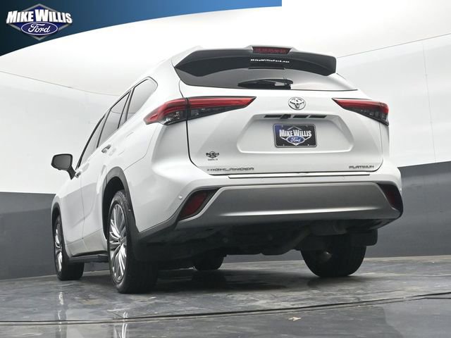 Used 2023 Toyota Highlander Platinum FWD image 3